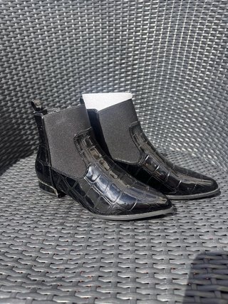 Botitas negras charol efecto piel cocodrilo