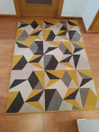 Alfombra geométrica gris y amarilla
