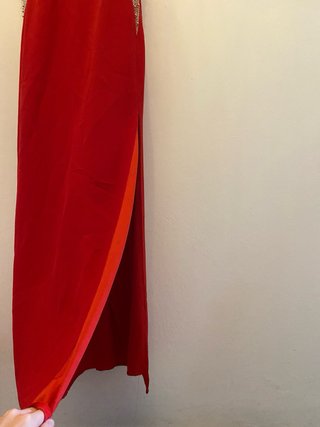 Abito lungo rosso con dettagli