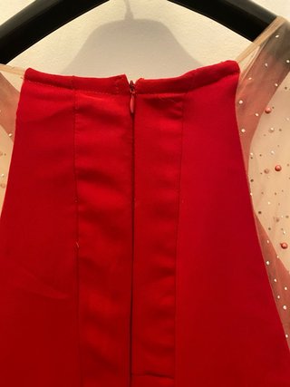 Abito lungo rosso con dettagli