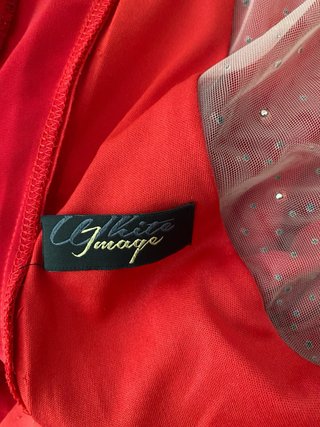 Abito lungo rosso con dettagli