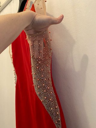 Abito lungo rosso con dettagli