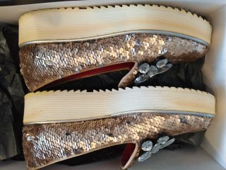 Zapatos italianos dorados con pedrería