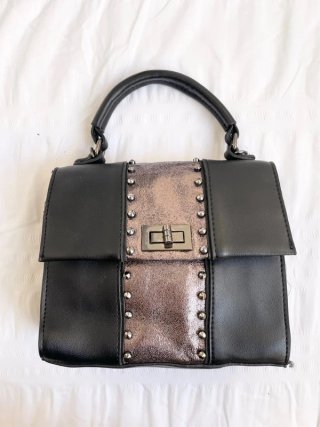 Bolso Negro y Dorado Cuero Sintético