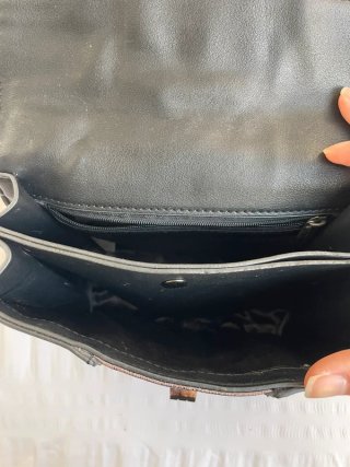 Bolso Negro y Dorado Cuero Sintético