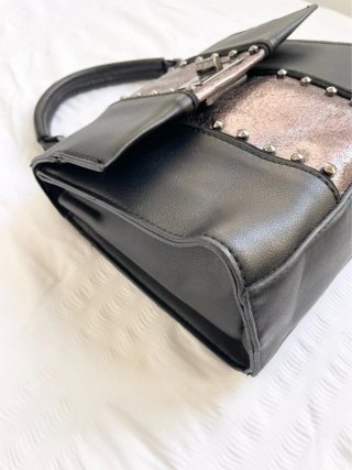 Bolso Negro y Dorado Cuero Sintético