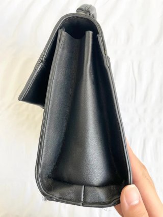 Bolso Negro y Dorado Cuero Sintético
