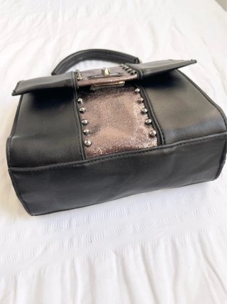 Bolso Negro y Dorado Cuero Sintético