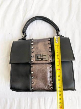 Bolso Negro y Dorado Cuero Sintético