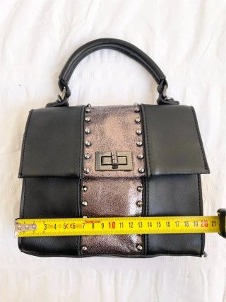 Bolso Negro y Dorado Cuero Sintético