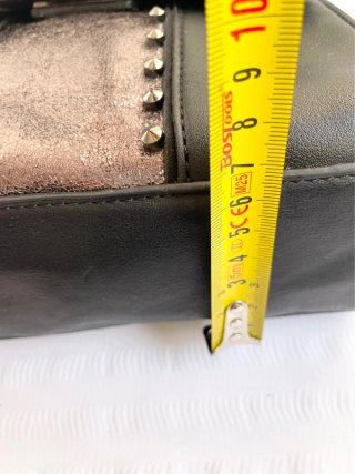 Bolso Negro y Dorado Cuero Sintético