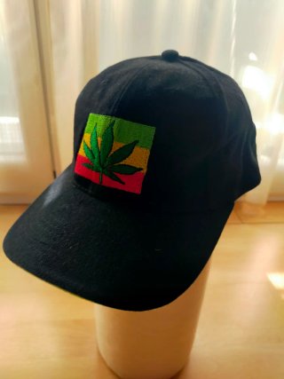 Gorra negra con parche de hoja