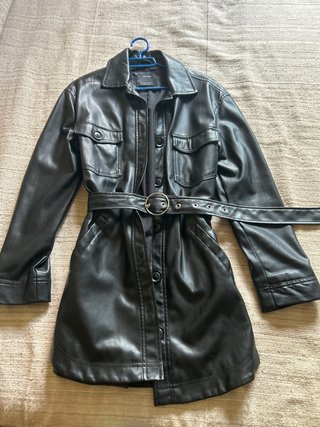 Chaqueta tres cuartos efecto piel Bershka