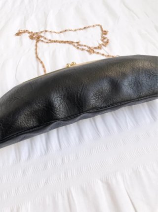 Bolso de cuero negro con cadena dorada