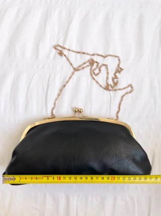 Bolso de cuero negro con cadena dorada