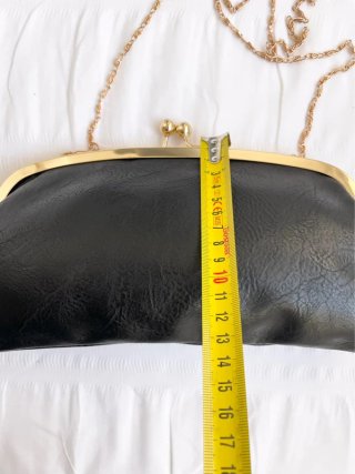 Bolso de cuero negro con cadena dorada