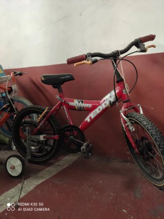 Bicicleta infantil roja