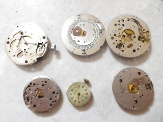Lotto di 6 macchinari di orologi antichi con ricambi