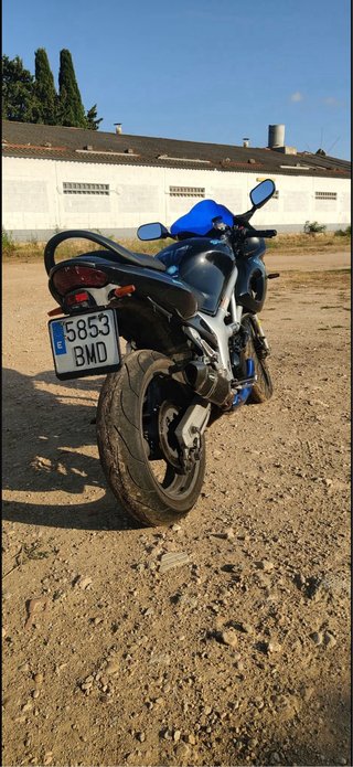 Suzuki SV650 Sportbike Negra y Azul