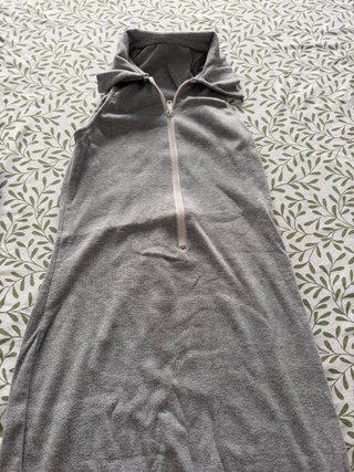 Vestido gris con cremallera