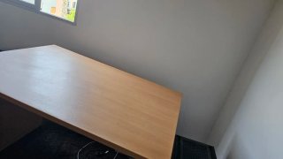 Mesa de escritorio de madera color beige