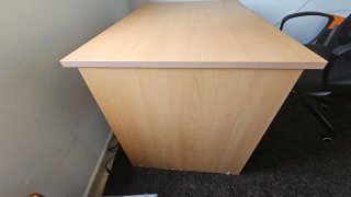 Mesa de escritorio de madera color beige
