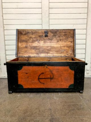Antiguo baúl marinero de madera. Pintado.
