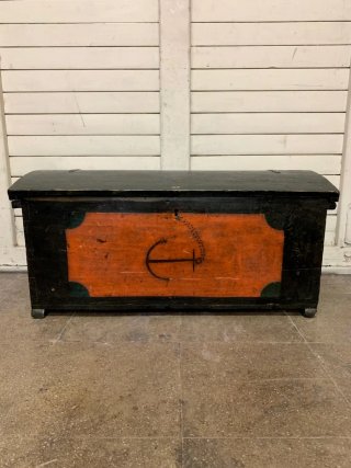 Antiguo baúl marinero de madera. Pintado.