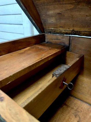 Antiguo baúl marinero de madera. Pintado.