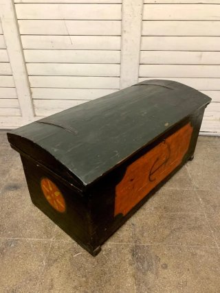 Antiguo baúl marinero de madera. Pintado.