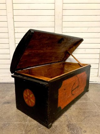 Antiguo baúl marinero de madera. Pintado.