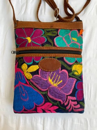 Bolso de cuero bordado floral
