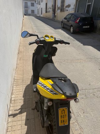 Yamaha Aerox Scooter Amarillo y Negro