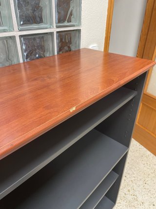 Estantería gris de madera