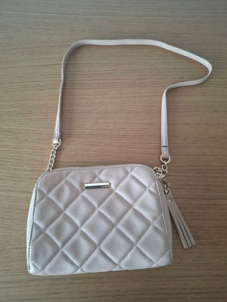Bolso bandolera beige acolchado