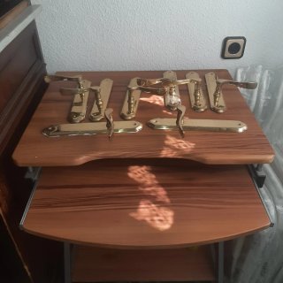 Mesa escritorio y manillar de puertas