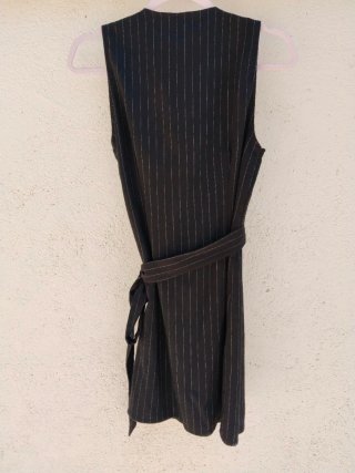 Vestido cruzado negro con rayas