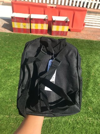 Mochila negra básica talla unica.