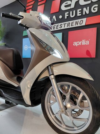 Piaggio Medley 125 Scooter