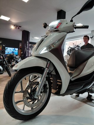 Piaggio Medley 125 Scooter