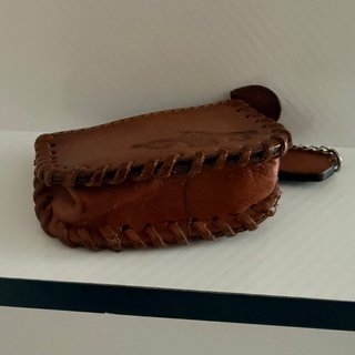 Monedero de cuero con grabado