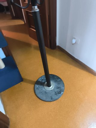 Perchero de pie metálico