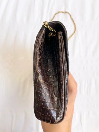 Bolso de cuero marrón con cadena dorada