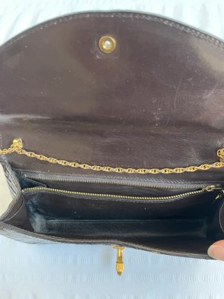 Bolso de cuero marrón con cadena dorada