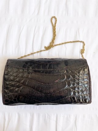 Bolso de cuero marrón con cadena dorada