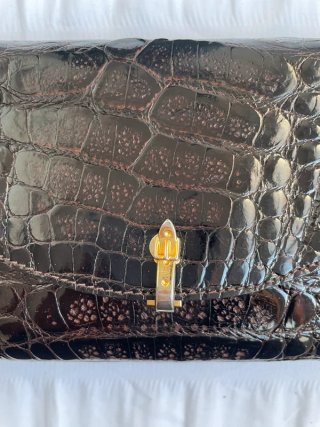 Bolso de cuero marrón con cadena dorada