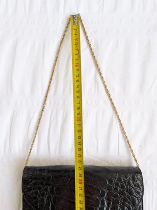 Bolso de cuero marrón con cadena dorada