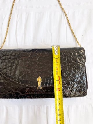 Bolso de cuero marrón con cadena dorada