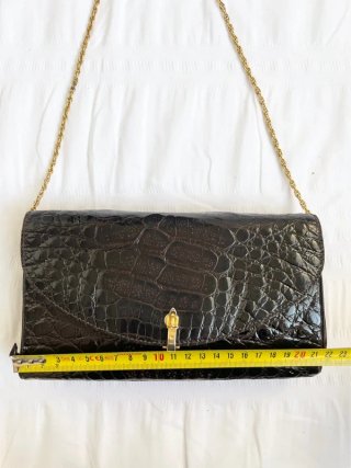 Bolso de cuero marrón con cadena dorada