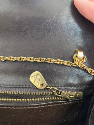 Bolso de cuero marrón con cadena dorada